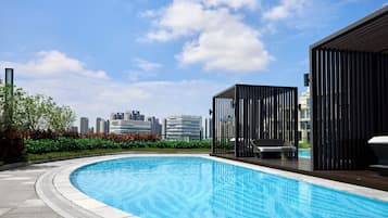 2 outdoor pools, free pool cabanas, pool loungers