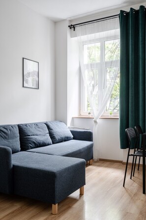 Tabla de planchar con plancha, wifi gratis y ropa de cama 