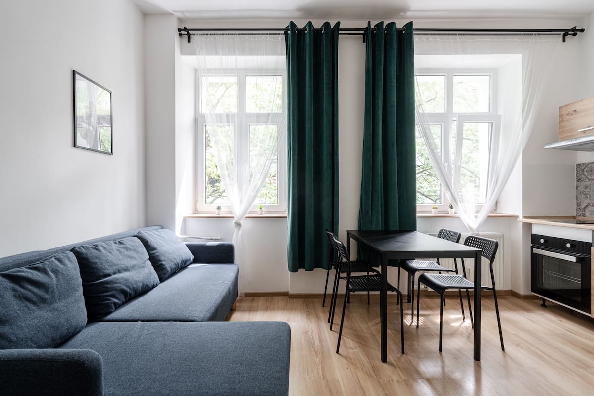 Tabla de planchar con plancha, wifi gratis y ropa de cama