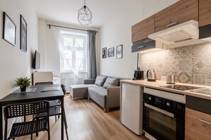 Refrigerador, horno, placa de cocina, cafetera expreso