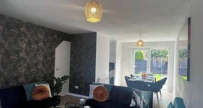 CAPRI 13 SA- 3 bedroom house close to Uni and M1/J23