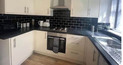 CAPRI 13 SA- 3 bedroom house close to Uni and M1/J23