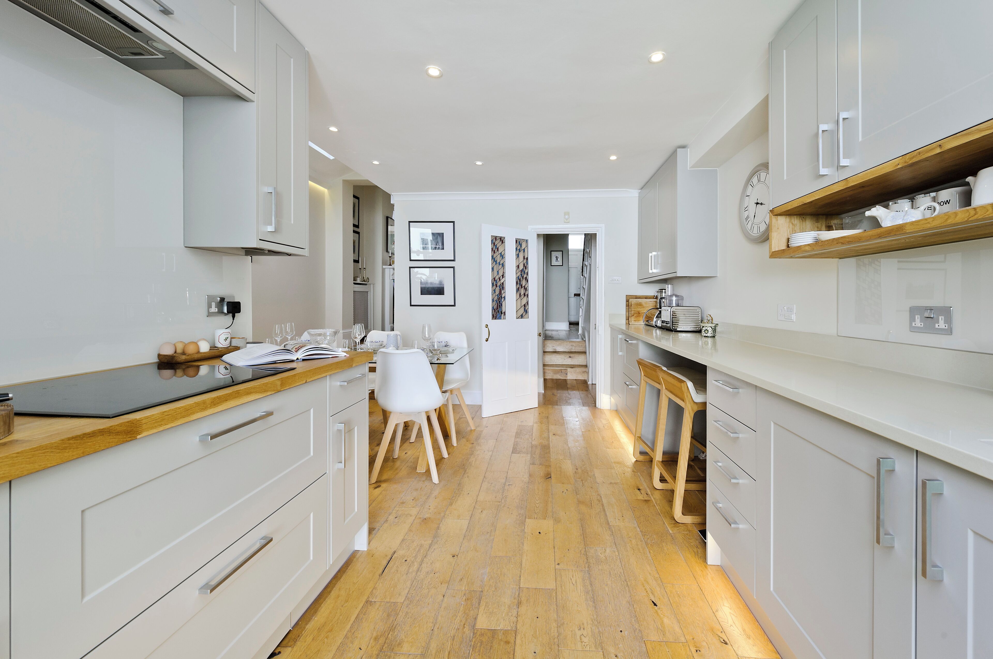 House (4 Bedrooms) | Private kitchen | Fridge, microwave, oven, stovetop