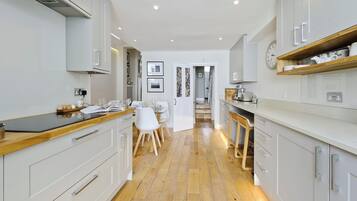 House (4 Bedrooms) | Private kitchen | Fridge, microwave, oven, stovetop