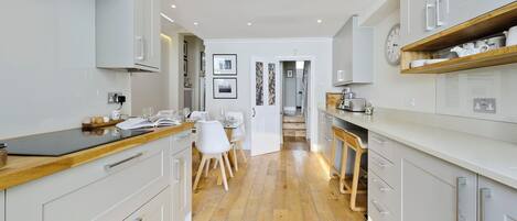 House (4 Bedrooms) | Private kitchen | Fridge, microwave, oven, stovetop