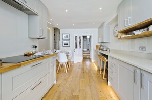House (4 Bedrooms) | Private kitchen | Fridge, microwave, oven, stovetop - I Came To Boogie (London)