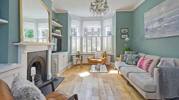 House (4 Bedrooms) | Living area | TV, toys