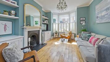 House (4 Bedrooms) | Living area | TV, toys