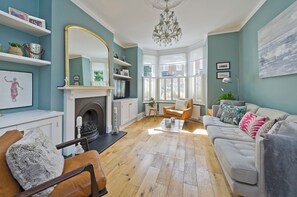 Front of property - I Came To Boogie (London)