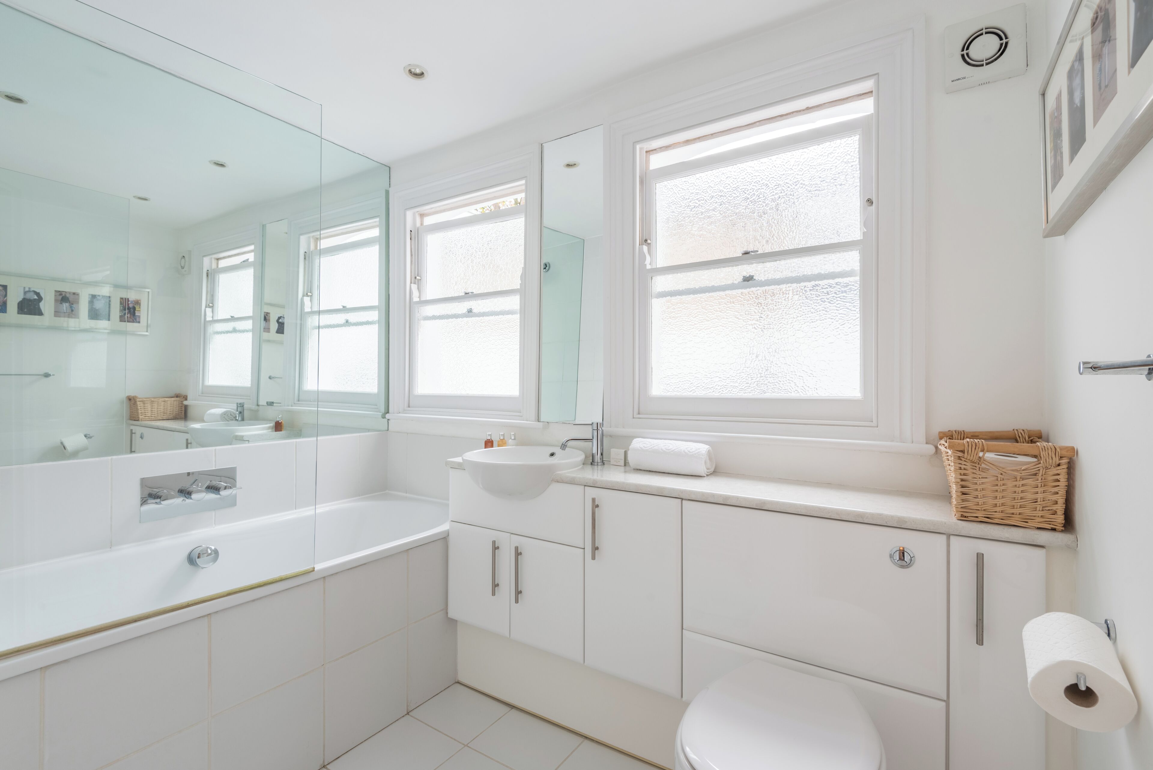 House (4 Bedrooms) | Bathroom | Bathtub, free toiletries, hair dryer, towels
