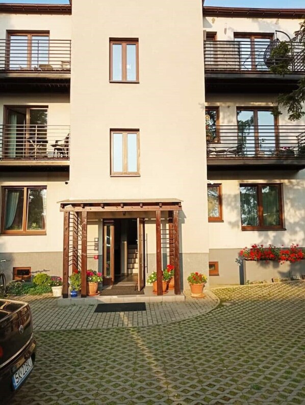 Exterior detail - An atmospheric, conveniently located studio with a free parking spot (Katowice)