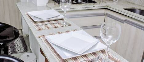 Een koelkast, een microgolfoven, een kookplaat