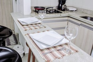 Fridge, microwave, stovetop, coffee/tea maker - Apple Flat Christmas (Ponta Negra Natal)