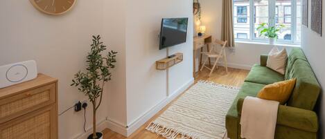TV connectée, livres, chaîne hi-fi