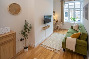 Smart TV, books, stereo - Enjoy a "boho Style" Serviced Apartment Located in the Heart of Cambridge! (Petersfield)