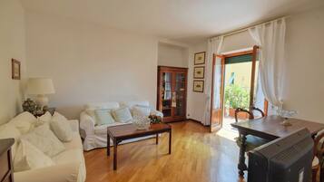 Departamento | Área de sala de estar | Televisión de pantalla plana de 32 pulgadas con canales por cable