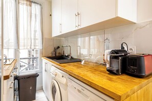 Batterie de cuisine, vaisselle et ustensiles