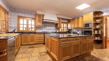 Een magnetron, een oven, een vaatwasser, eettafels