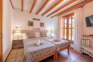 8 bedrooms, iron/ironing board, WiFi, bed sheets