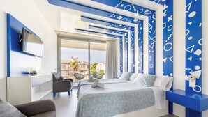 Une chambre d’hôtel moderne, dotée d’un grand lit, d’un bureau et d’une télévision.