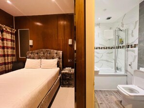 Shower, hair dryer, towels, soap - Cheshire Hotel Central London (London)