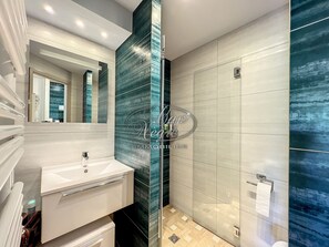 Shower, hair dryer - House with a pool and sea view in a quiet area in Cavalière (Le Lavandou)