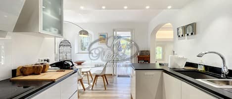 Wasserkocher mit Kaffee-/Teezubehör, Kühlschrank, Mikrowelle, Ofen