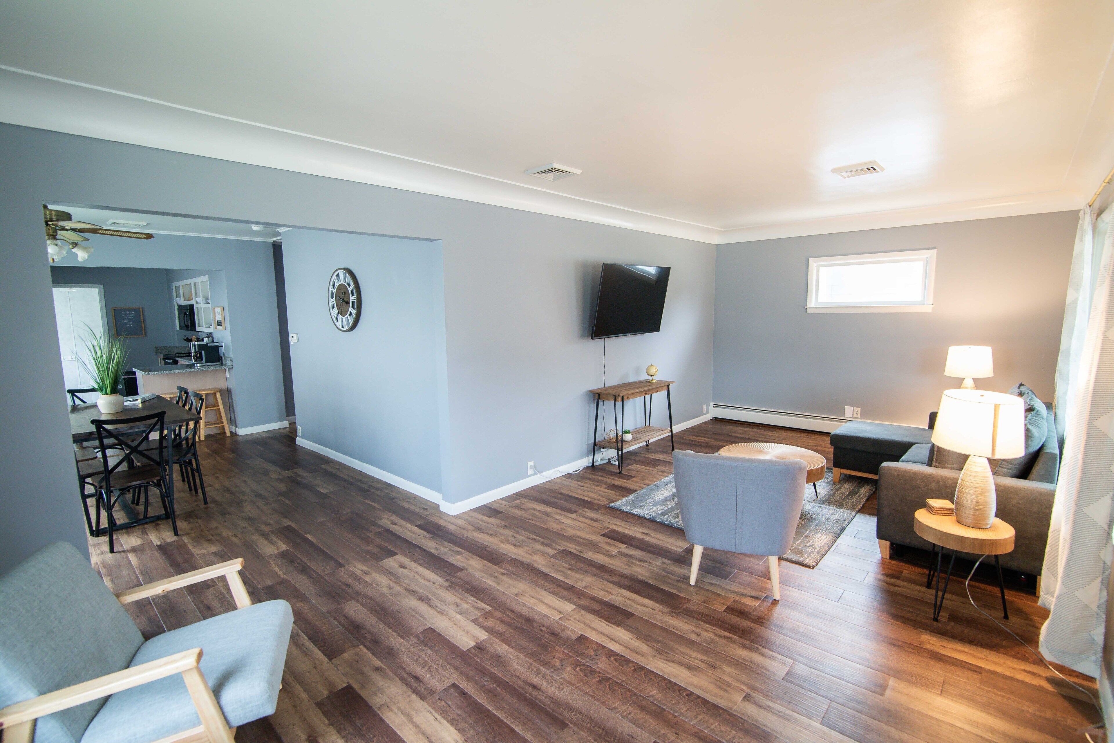 智能電視、乒乓球設施、書籍、音響