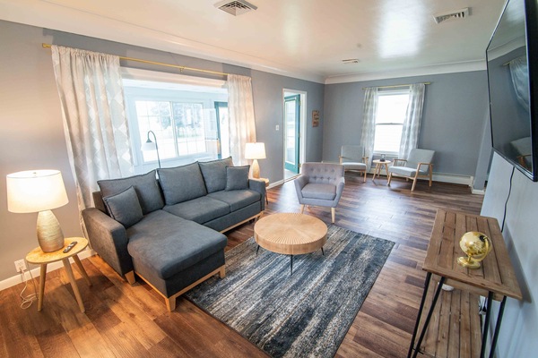 Smart-tv, ett bordtennisbord, böcker och en stereo