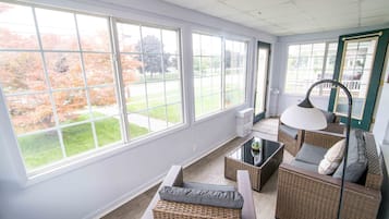 Smart TV, ping pong, books, stereo