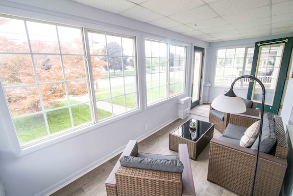 Smart-tv, ett bordtennisbord, böcker och en stereo