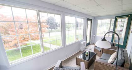 Port Clinton Lake House! 10 minute walk to Jet Express and town center