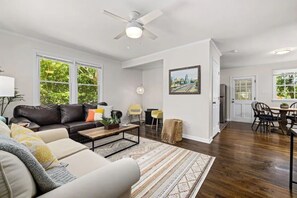 Living area - Relaxing Urban Retreat (Raleigh)