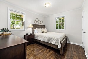 Room - Relaxing Urban Retreat (Raleigh)