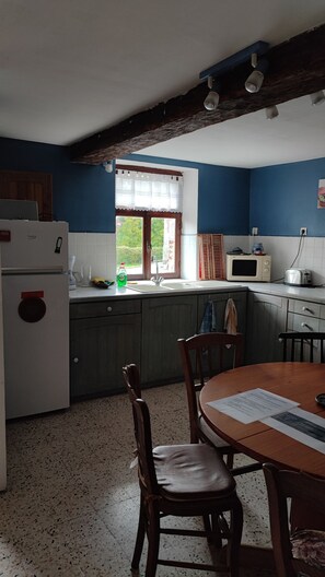 Réfrigérateur, micro-ondes, four, cafetière/bouilloire