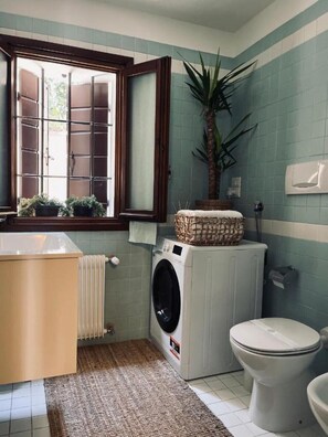 Doccia, asciugacapelli, bidet, asciugamani