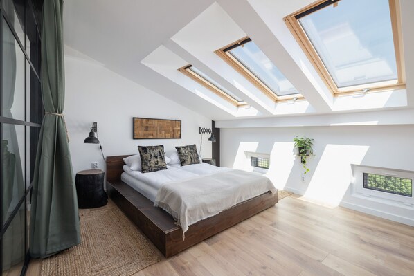 Studio, Kitchen | Bed sheets - Wawel Castle Studio Dietla by Renters (Kraków)