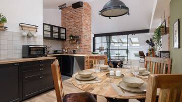 Studio, Kitchen | Private kitchen | Dishwasher, cookware/dishes/utensils