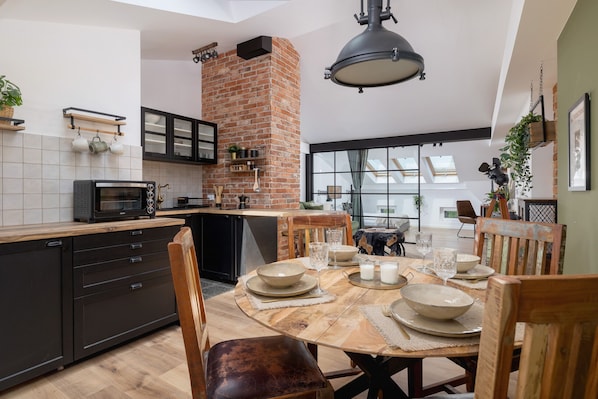 Studio, Kitchen | Private kitchen | Dishwasher, cookware/dishes/utensils