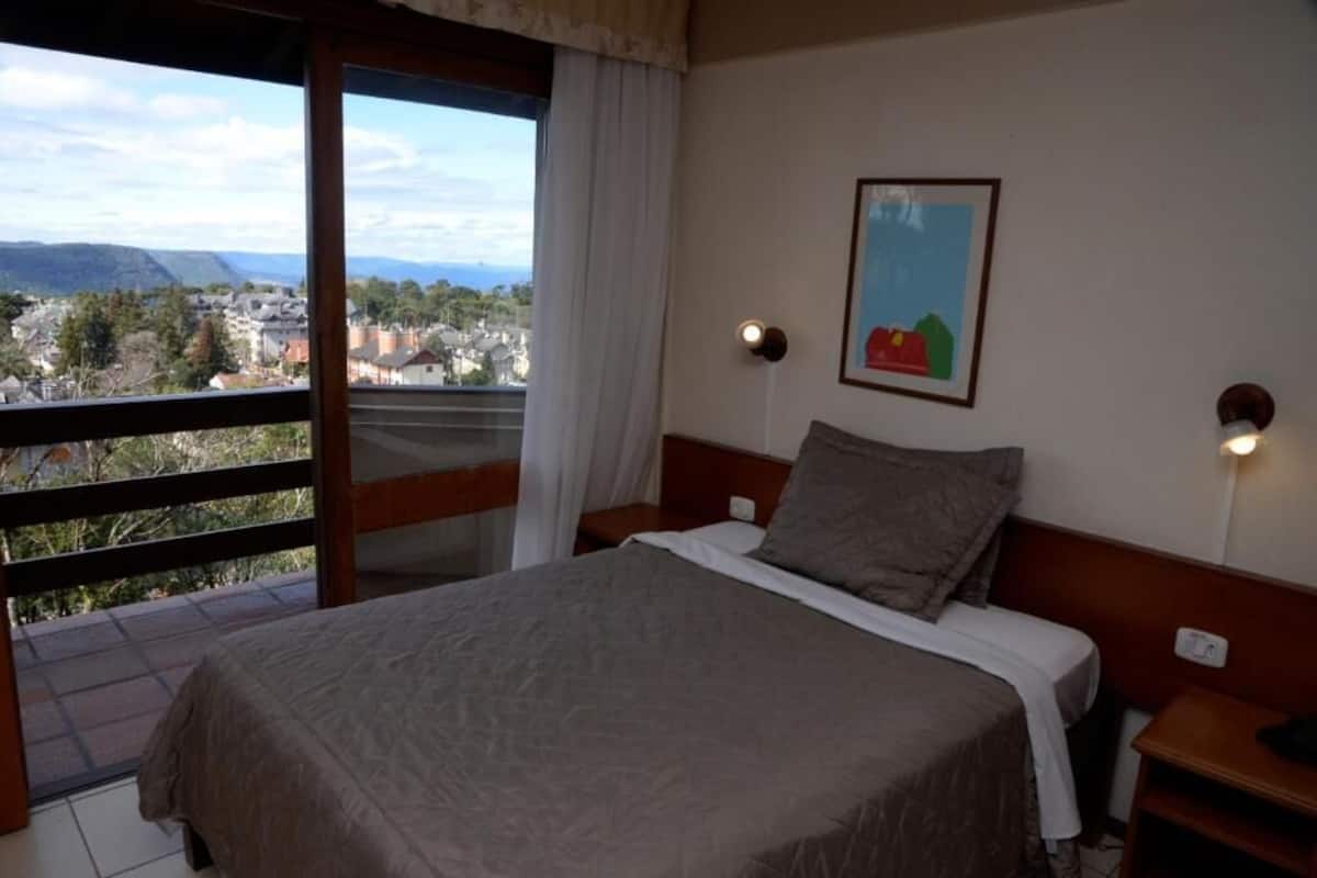 Cortinas blackout, insonorización y tabla de planchar con plancha