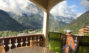 Outdoor dining - Beautiful apartment with magnificent views, 200 m from the ski lifts! (Champagny-en-Vanoise)