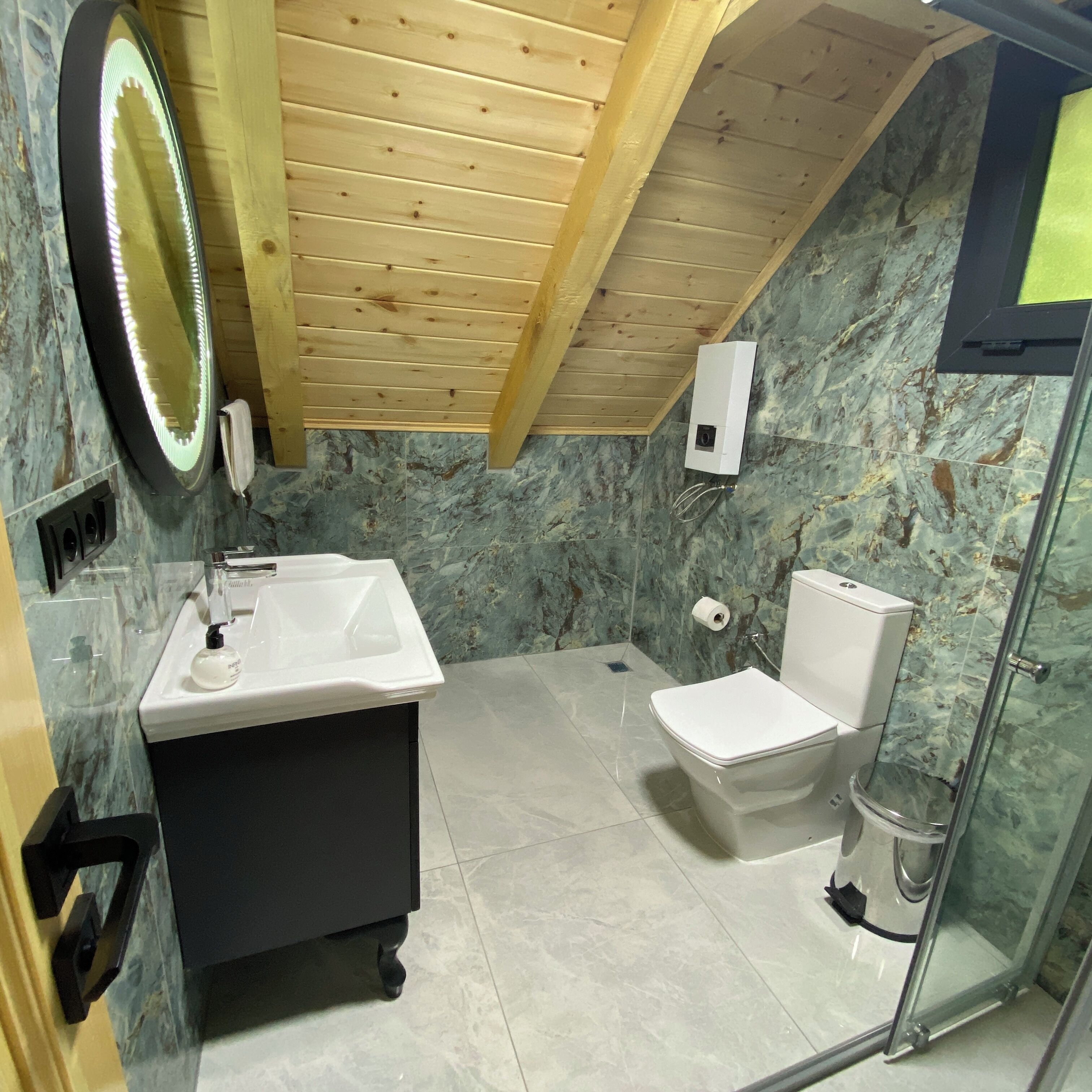 Bungalow Mewah | Kamar mandi | Pengering rambut, sandal,  dan handuk