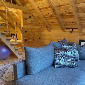 Luxe bungalow | Woonruimte | Een 105-cm flatscreentelevisie met satellietzenders en een televisie