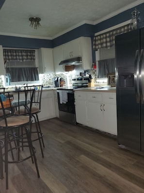 Kaffetrakter/tekoker, kjøleskap, mikrobølgeovn og ovn