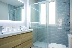 Een douche, een haardroger, handdoeken