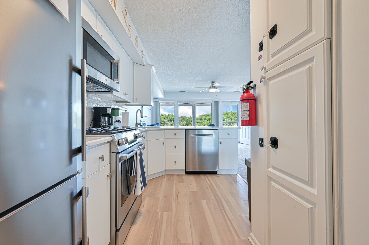 Frigorífico, microondas, horno y placa de cocina