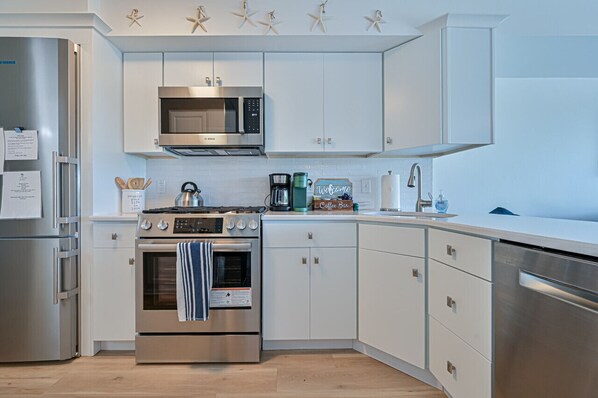 Geladeira, micro-ondas, fogão, cooktop