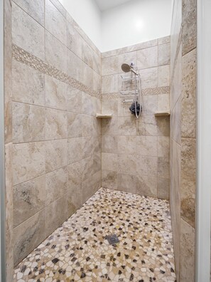 Douche, baignoire à jets, serviettes fournies, papier toilette