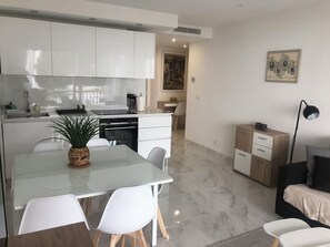 Een koelkast, een microgolfoven, een oven, een kookplaat