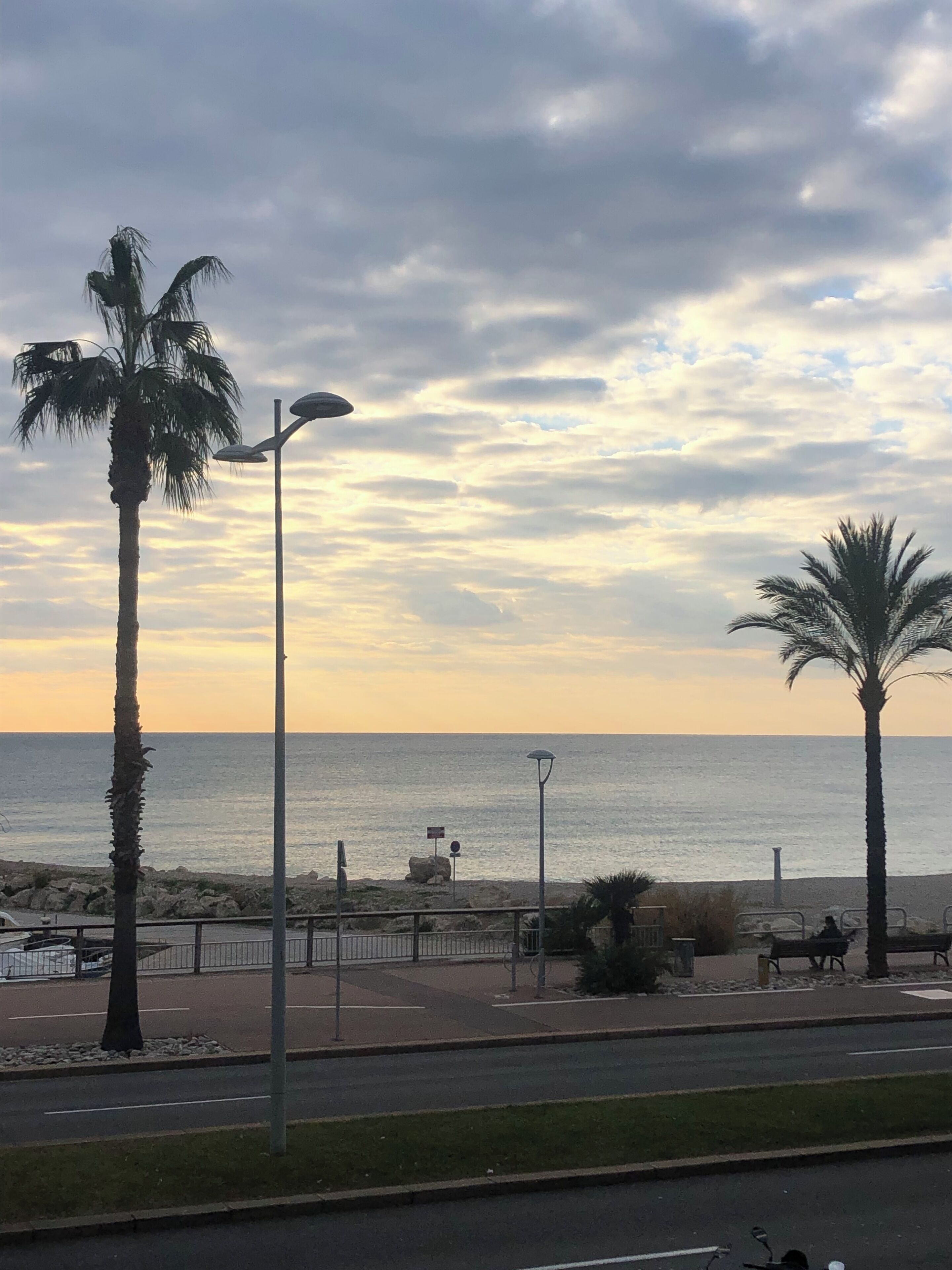 Sulla spiaggia, lettini da mare, teli da spiaggia